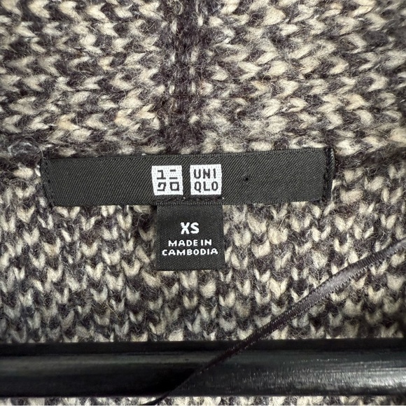 Uniqlo Gray Cardigan Sweater with Minimalist Design - Picture 5 of 10